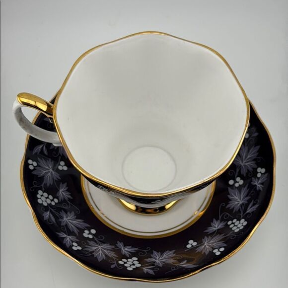 Gorgeous Royal Albert Bone China Chateau série RouenTeacup with Saucer - Picture 2 of 5